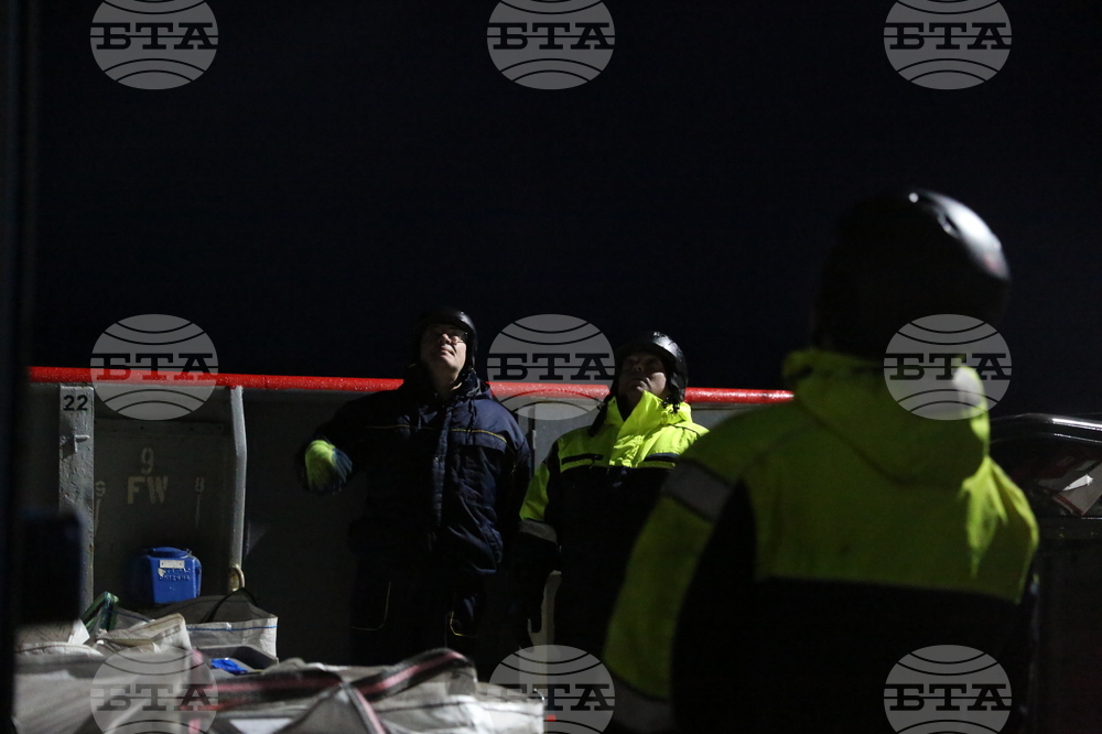 Bulgarian Naval Research Vessel Helps Spanish Antarctic Explorers Open Field Camp on Byers Peninsula