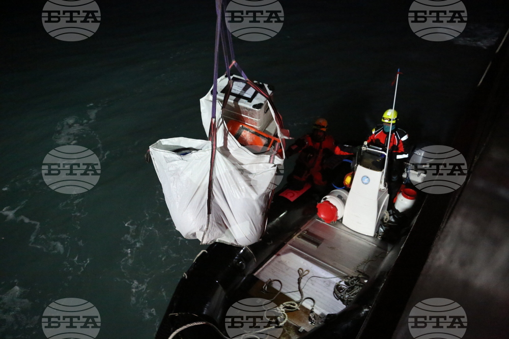 Bulgarian Naval Research Vessel Helps Spanish Antarctic Explorers Open Field Camp on Byers Peninsula