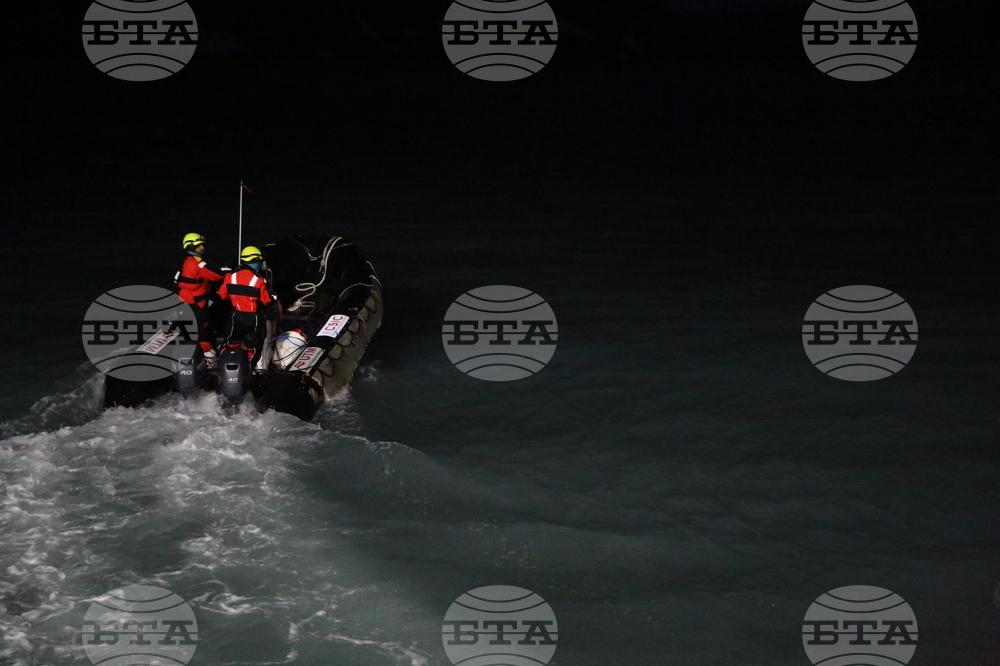 Bulgarian Naval Research Vessel Helps Spanish Antarctic Explorers Open Field Camp on Byers Peninsula