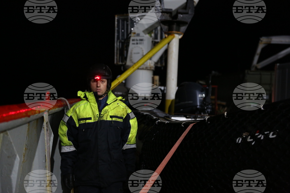Bulgarian Naval Research Vessel Helps Spanish Antarctic Explorers Open Field Camp on Byers Peninsula