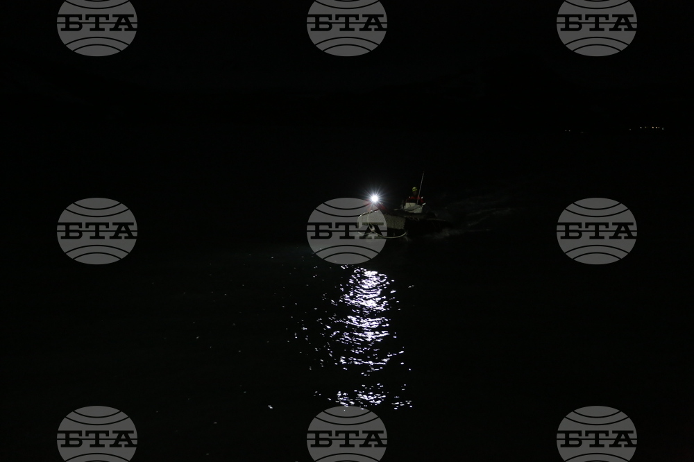 Bulgarian Naval Research Vessel Helps Spanish Antarctic Explorers Open Field Camp on Byers Peninsula