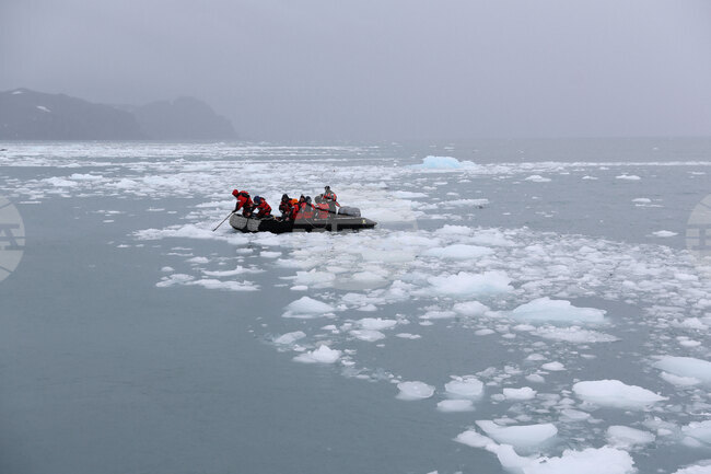 Bulgarian Naval Research Vessel Helps Spanish Antarctic Explorers Open Field Camp on Byers Peninsula