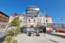 Турция - Кораб е превърнат в училище за близо 500 гимназисти в град Искендерун, окръг Хатай, Южна Турция