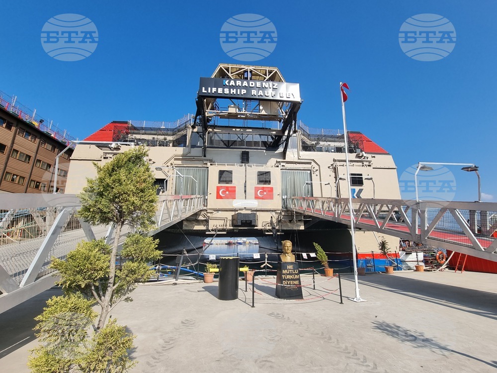 Турция - Кораб е превърнат в училище за близо 500 гимназисти в град Искендерун, окръг Хатай, Южна Турция