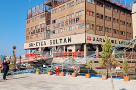 Турция - Кораб е превърнат в училище за близо 500 гимназисти в град Искендерун, окръг Хатай, Южна Турция