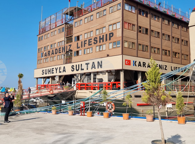  Турция - Кораб е превърнат в училище за близо 500 гимназисти в град Искендерун, окръг Хатай, Южна Турция