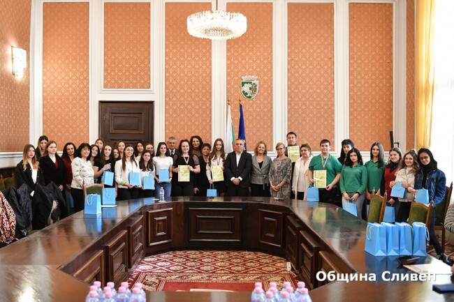 Община Сливен: Кметът награди учениците, включили се в общинския конкурс за есе, посветен на доброволците
