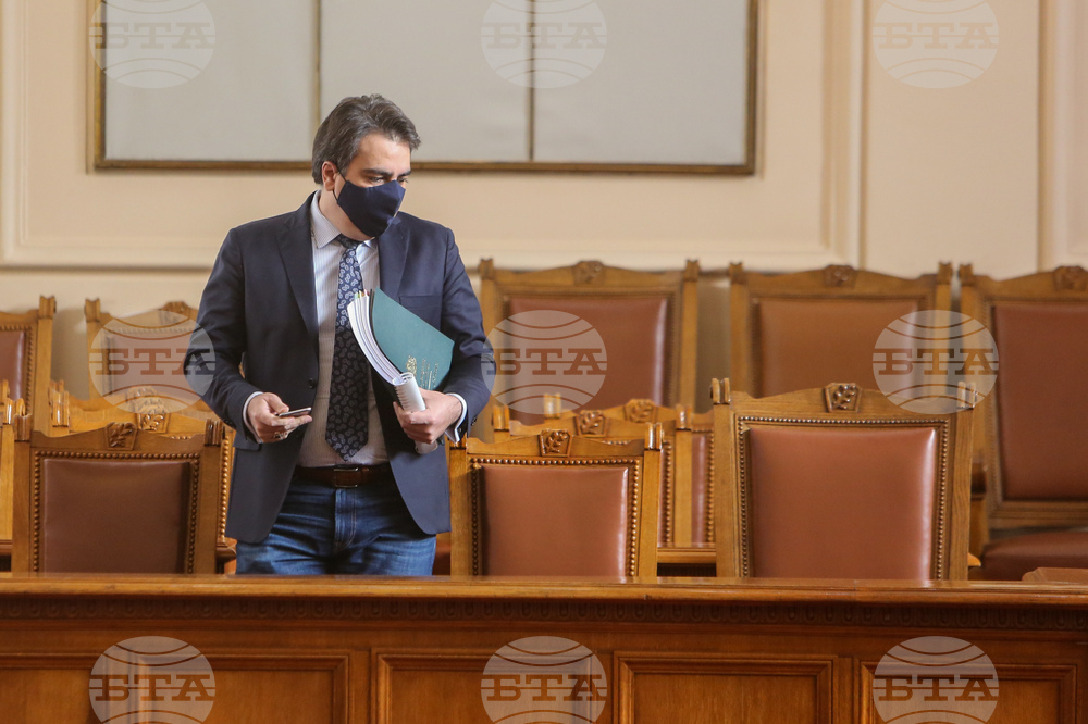 Настоящият и бившият министър на финансите влязоха в спор за философията на бюджета за 2022 г.