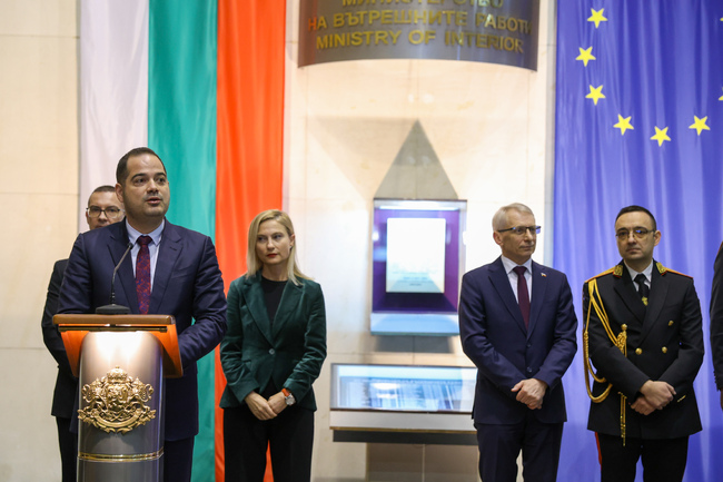 Министър Калин Стоянов към пожарникарите и спасителите: Истинската награда за труда и всеотдайността Ви е благодарността на хората