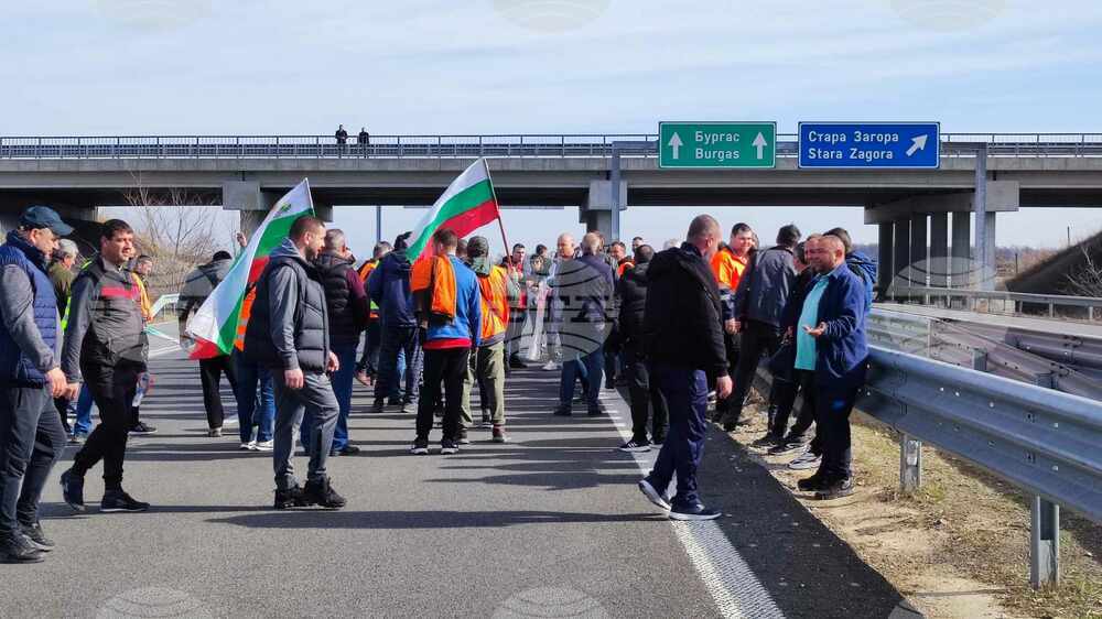 Протестиращи земеделци блокираха движението по автомагистрала "Тракия" в района на Стара Загора