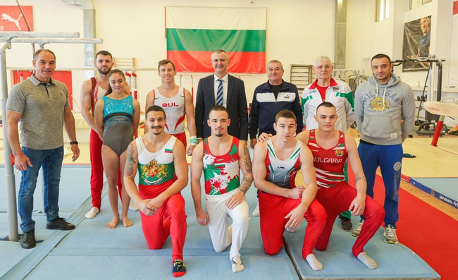 Министър Илиев окуражи националните ни отбори по спортна гимнастика преди участието им в състезания за квоти за Париж