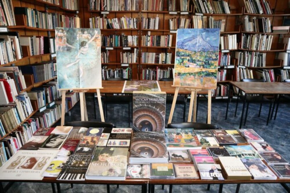 Хасковската библиотека получи дарение от албуми, книги и музикални записи