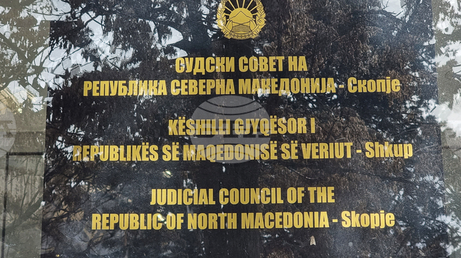 Прокуратурата в Скопие иска мярка за неотклонение на апелативан съдия, в чийто семеен дом са открити, зазидани в стената, 350 000 евро