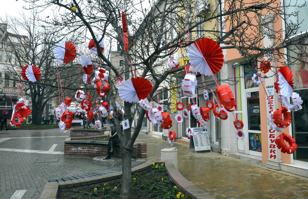 За дванадесета поредна година Школата по етнография към Младежки център Хасково организира празничната мартенска инициатива „Украси дърво за първи март“ 