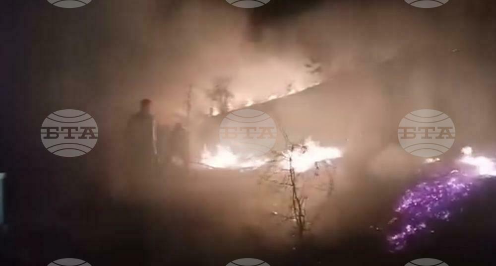 Огнеборци гасят пожар в местността Дивчовото в община Етрополе, гори иглолистна гора в труднопроходим терен
