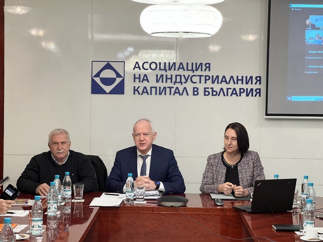 Държавният план-прием трябва да се преструктурира, за да отговаря на нуждите на пазара на труда, според АИКБ