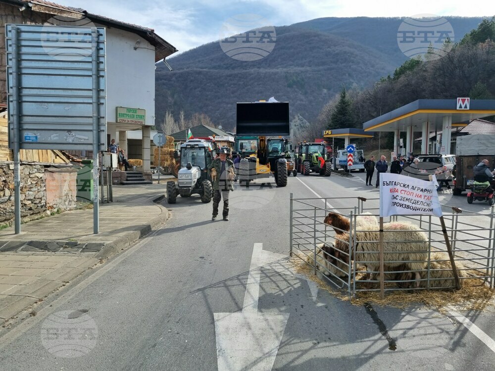 Производители от Пазарджишко блокираха за четири часа пътя от с. Варвара до курорта Велинград
