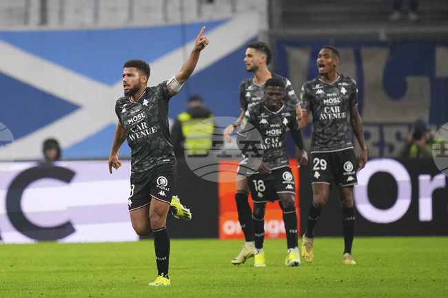 Вратарят Джонатан Фишер е готов за дебют във френската Лига 1, а само преди две години е работил като учител по заместване