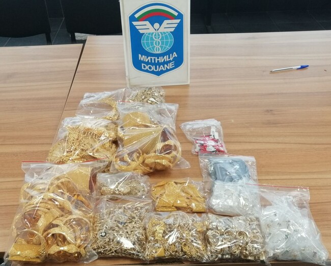 Контрабандни златни бижута с диаманти в тайник на автобус откриха митническите служители на МП Капитан Андреево