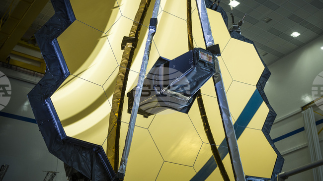 Астрономи наблюдаваха двойна "опашка" на екзопланета с помощта на телескопа "Джеймс Уеб"