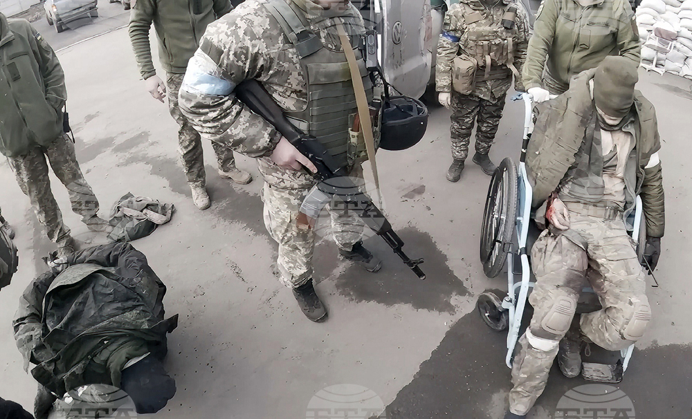 Двама руски военнослужещи, нуждаещи се от медицинска помощ, бяха върнати на Русия от Украйна, съобщи министерството на отбраната в Москва