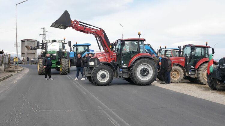 Български земеделци блокираха пътя за граничния пункт с Гърция при село Садово