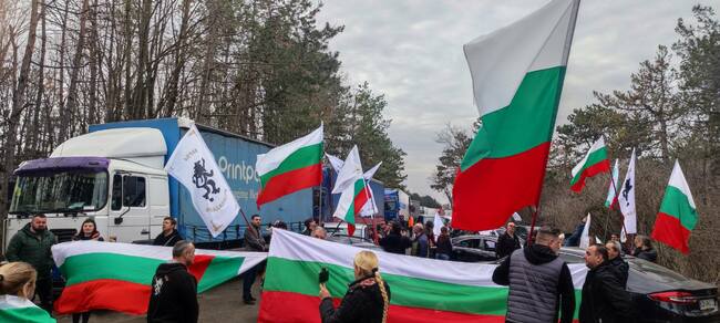 От „Възраждане“ блокираха работата на граничния пункт „Йовково“, протестите ще продължават всяка седмица, каза Костадин Костадинов