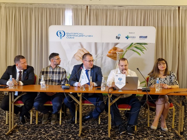 За проблемите с достъпа до лекарства и фармацевтични услуги в България, говориха на пресконференция представители на Българския фармацевтичен съюз