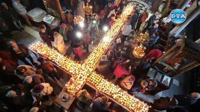 Стотици буркани с мед донесоха пчелари и миряни в храма в Благоевград в деня за почит към свети Харалампий