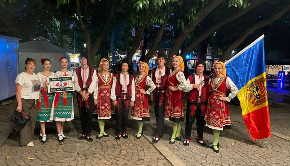 Танцьори от „Български извор“ - Тараклия представиха Молдова на фестивал в Созопол