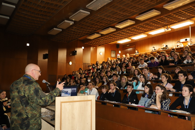 ВМА: Генерал Мутафчийски „вербува” най-добрите зрелостници за военни лекари