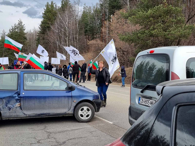 Един час продължи блокадата на пътя към ГКПП "Гюешево" от привърженици на "Възраждане"