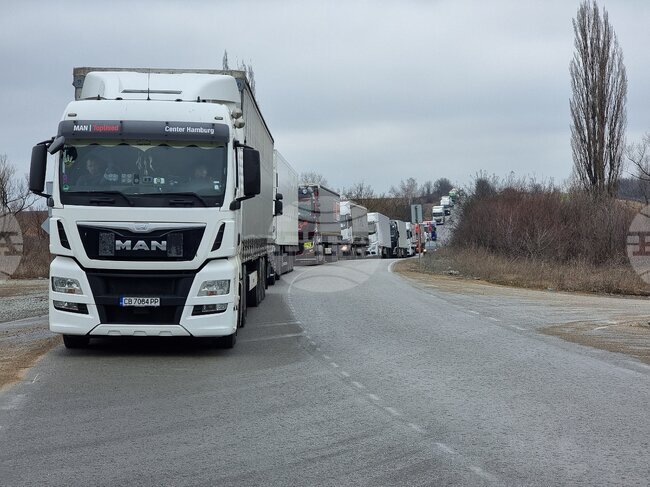 Шестстотин литра дизел са източени от унгарски камион, докато шофьорът бил спрял за почивка на пътя Е-79 в Монтанско