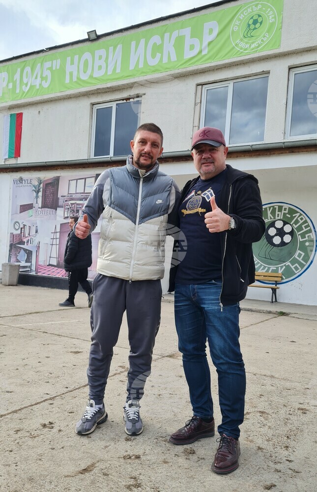 Кандидатът за президент на БФС Манол Иванов разговаря с представители на клубове от столичните аматьорски групи на импровизирана среща