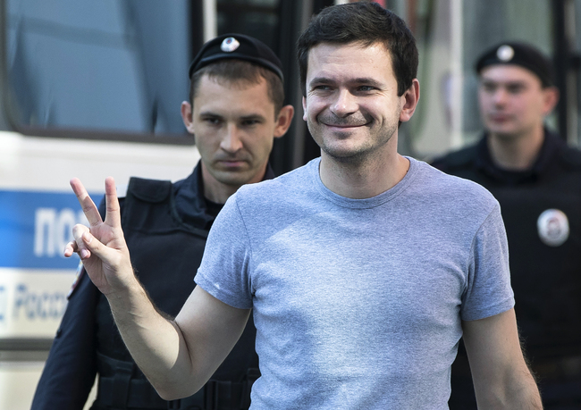 Руските прокурори днес повдигнаха обвинения срещу опозиционера Иля Яшин