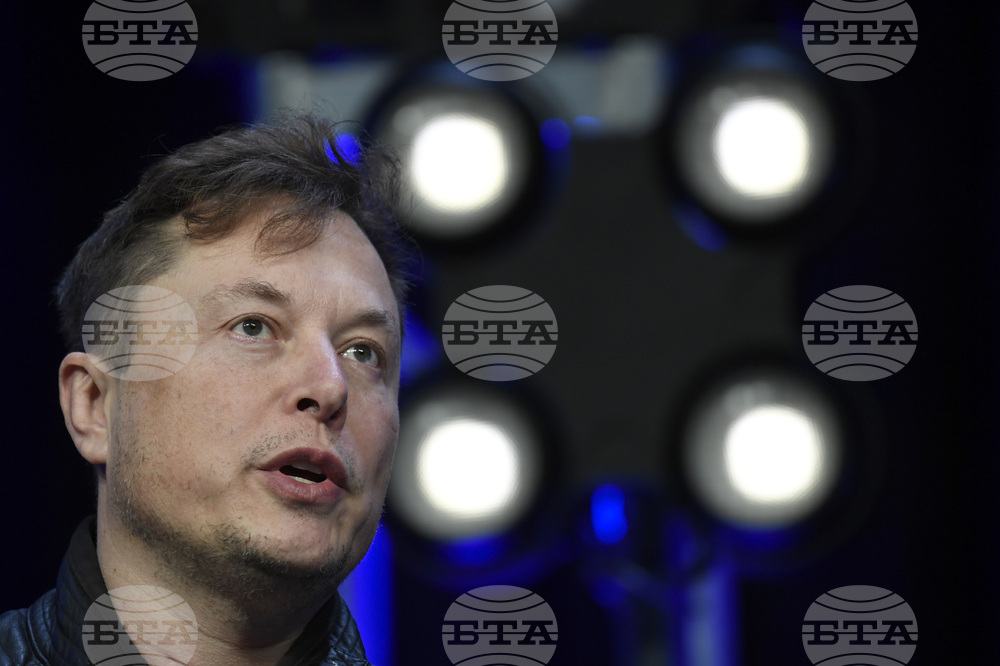 Ракета-носител на компания "Спейс Екс" е пострадала незначително от пожар при тестове, каза Илон Мъск