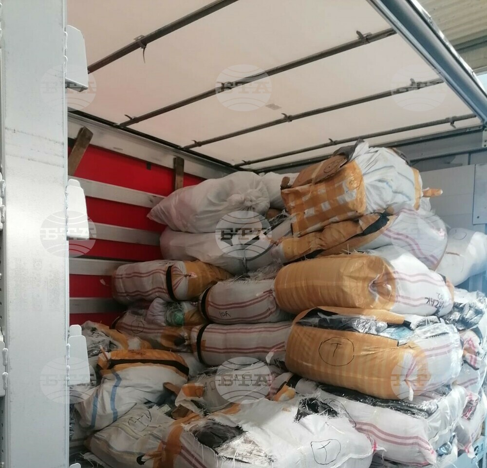 Над 22 тона фалшив прах за пране и близо 20 000 "маркови" стоки задържаха митничари на "Капитан Андреево"