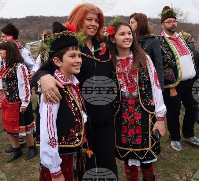 Нужни са гаранции от страна на българската държава за българските общности в Украйна при евентуален конфликт, заяви Илияна Йотова