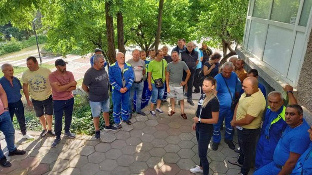 Служители на ВиК-Шумен протестираха с искане да не се сменя управителя на дружеството