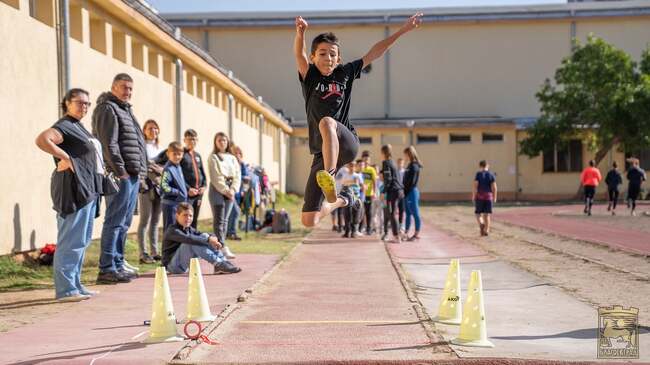 „Достойни за името на Апостола“ – ученици мерят сили в дисциплина „Скок на дължина“