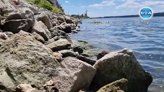 Нивото на река Дунав спада и два прага затрудняват корабоплаването