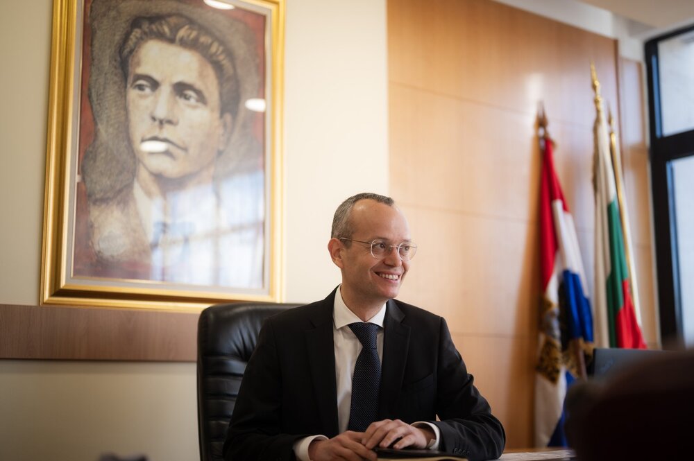 Община Благоевград: Добрата новина! Община Благоевград си връща градинката при Камерна опера, премахва терасите на хотел „Ален мак“ и „Лилавото“ 