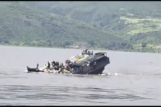 Най-малко 20 души са загинали, а няколко остават в неизвестност след като лодка се преобърна в северозападната част на ДР Конго 