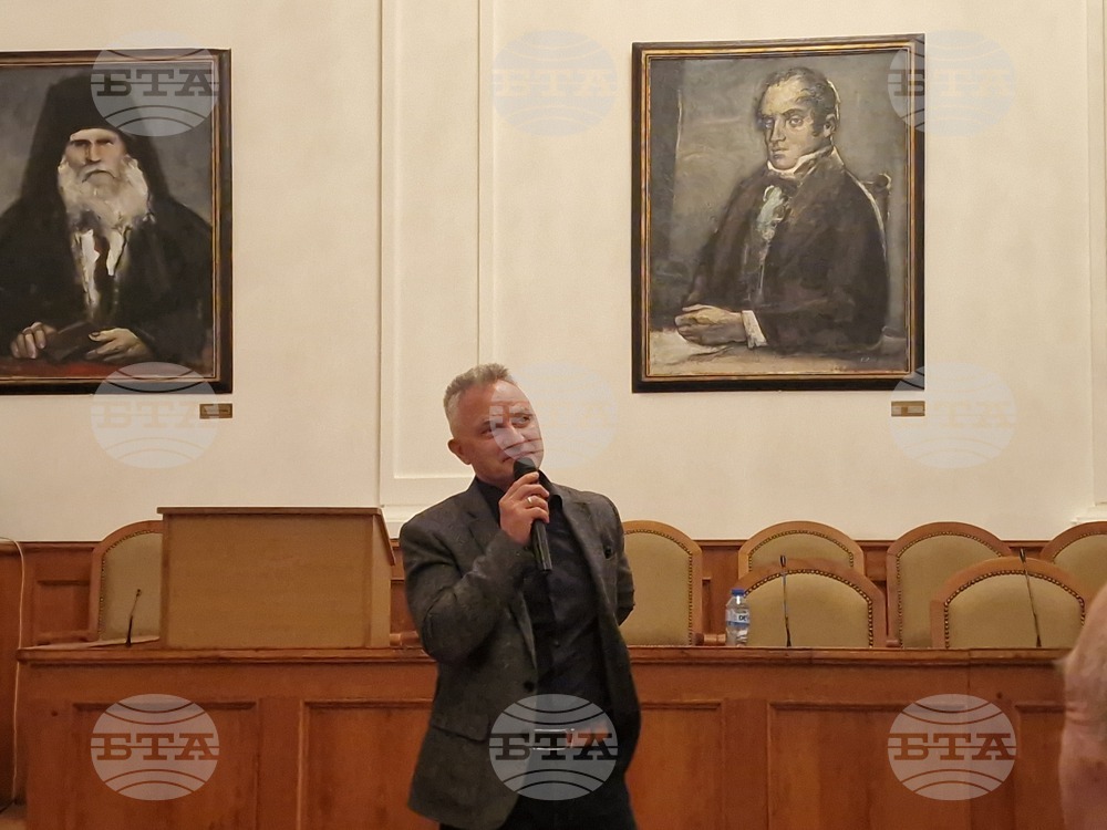 „Това не е военен, а семеен роман", каза писателят Захари Карабашлиев на представянето на новата си книга „Рана“ в Габрово