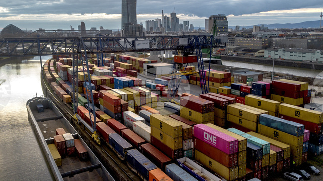 Излишъкът по текущата сметка на еврозоната намалява до 9 млрд. евро през ноември