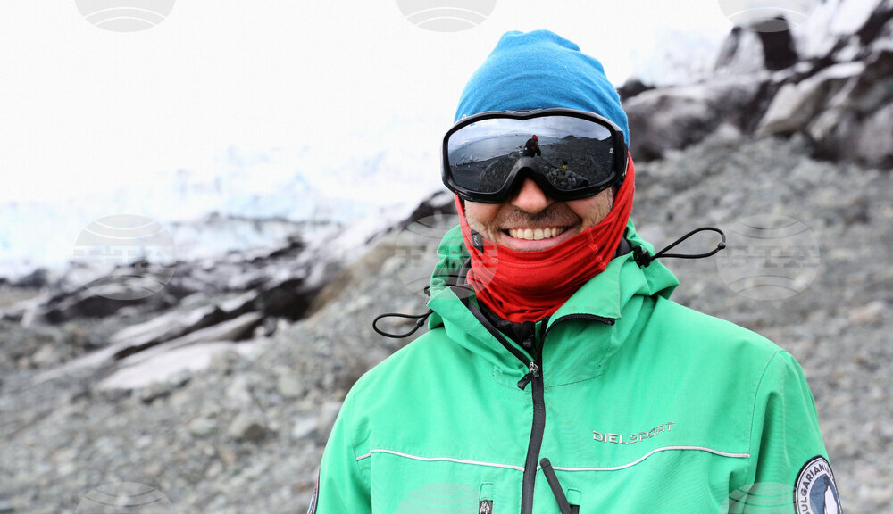 Engineer at Bulgarian Antarctic Base Presents Device, Process of Creating Measurement System for Recording Atmospheric Parameters of Glaciers