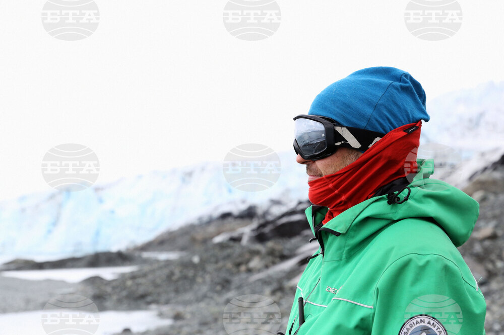 Engineer at Bulgarian Antarctic Base Presents Device, Process of Creating Measurement System for Recording Atmospheric Parameters of Glaciers