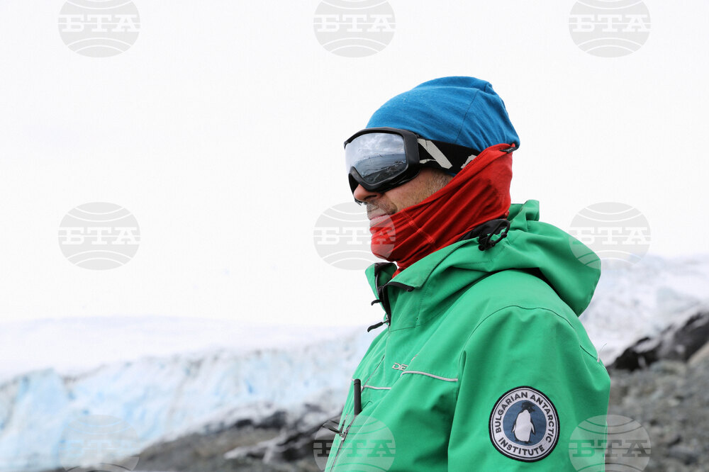 Engineer at Bulgarian Antarctic Base Presents Device, Process of Creating Measurement System for Recording Atmospheric Parameters of Glaciers