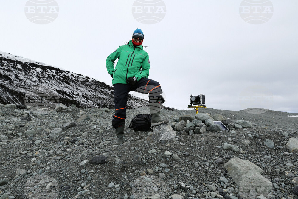 Engineer at Bulgarian Antarctic Base Presents Device, Process of Creating Measurement System for Recording Atmospheric Parameters of Glaciers