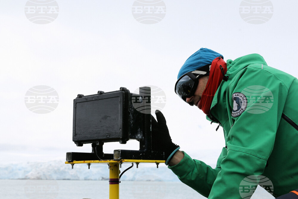 Engineer at Bulgarian Antarctic Base Presents Device, Process of Creating Measurement System for Recording Atmospheric Parameters of Glaciers